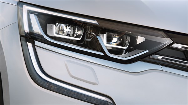 Renault KOLEOS - "C" shape front LED lighting signature