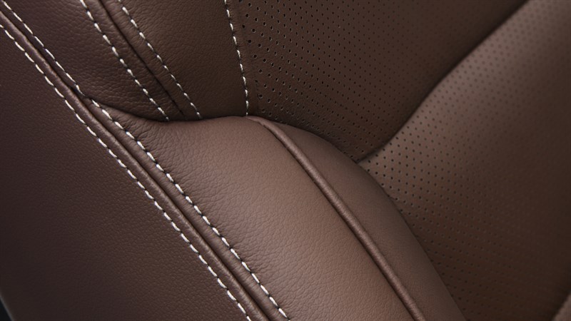 Renault KOLEOS - close-up of Sienna Brown leather upholstery