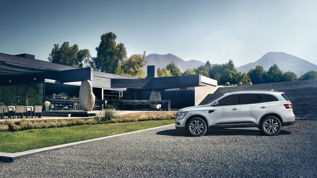 Renault KOLEOS - vehicle profile in front of villa 